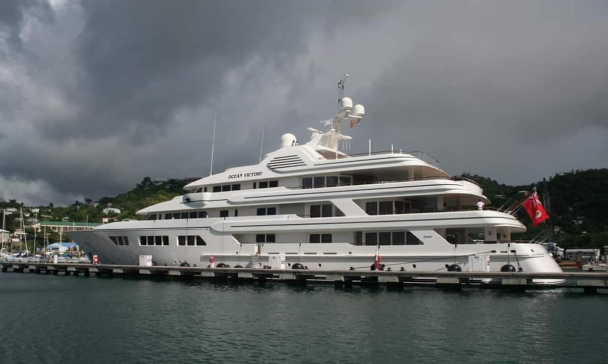 Platz 9: Ocean Victory — 140 Meter Auch bei dieser Luxusjacht ist der Besitzer unbekannt. Angeblich hat sie sieben Decks, sechs Schwimmbäder, 13 Kabinen und ein eigenes Kino. Madmack66/Wikimedia/CC