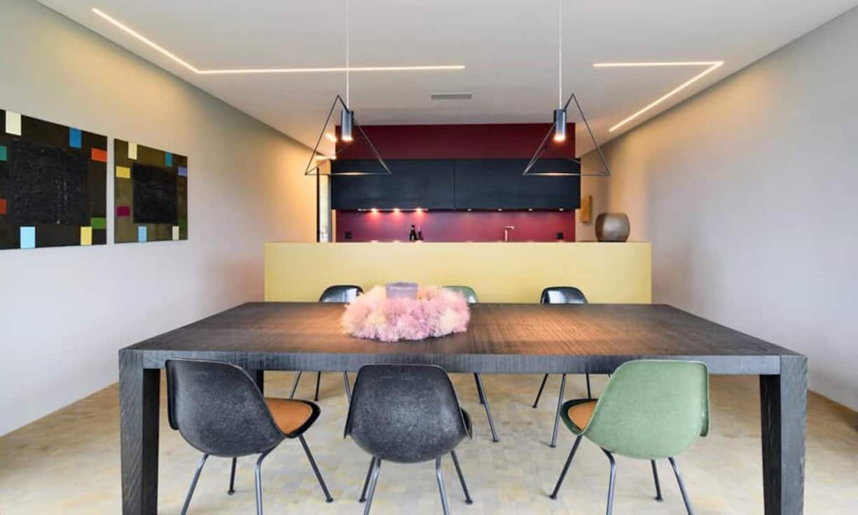 Weiter befindet sich auf dieser Etage eine Küche, ein Gäste-Zimmer und ein Gäste-WC mit Dusche. Auch auf dieser Höhe findet sich ein einzelnes Zimmer mit seperater Eingangstüre, welches als Büro genutzt werden kann.