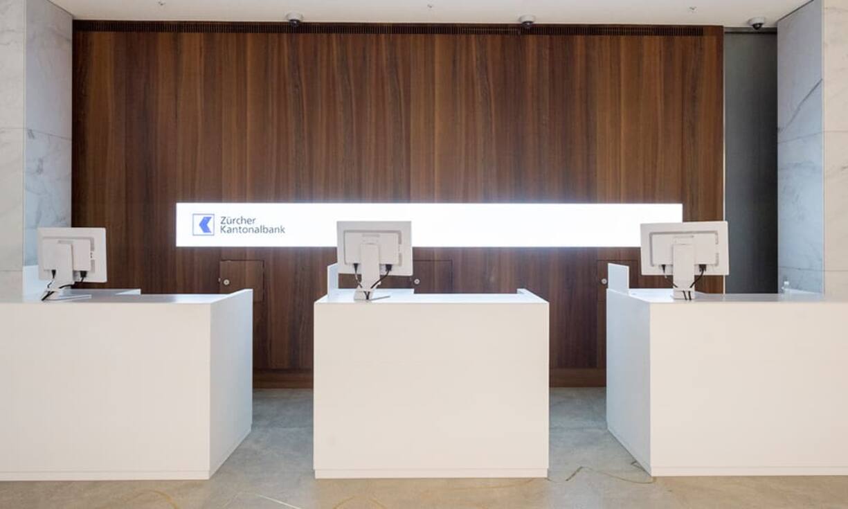 Die ZKB hat in 63 Filialen Schliessfächer, in 21 davon sogar mit 24-Stunden-Zugang. Dafür gibt es allerdings kein Schlüsseldepot. 150 Franken zahlen Kunden im Jahr für ein Schliessfach der Grösse 4,8 x 23,5 x 37 Zentimeter. Der Literpreis der kleinsten Fächer liegt bei 35,90 Franken.