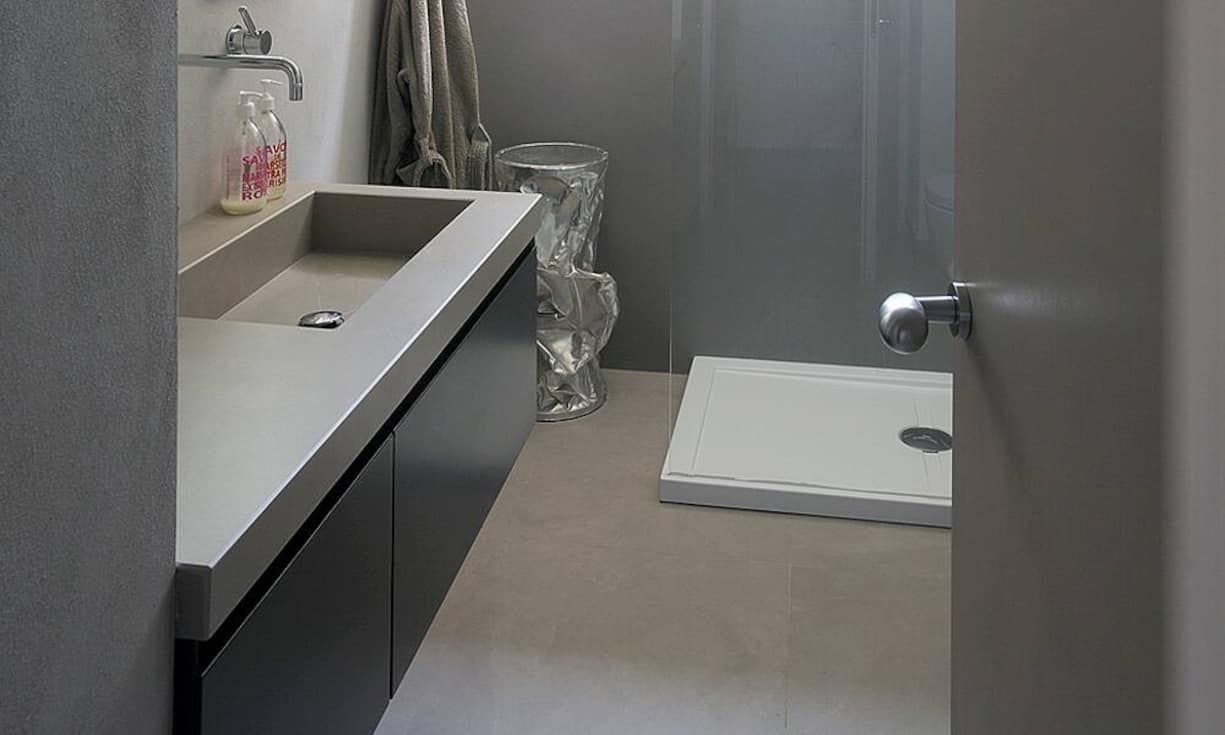 Kontrapunkt: Geometrische Formen setzen in den Badezimmern einen Gegensatz zur Nostalgie-Garnitur des Hauses. (Bilder: Gianni Franchellucci, Zapaimages)