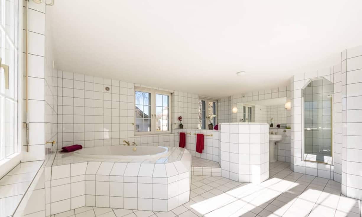 Eines von insgesamt vier Badezimmern.