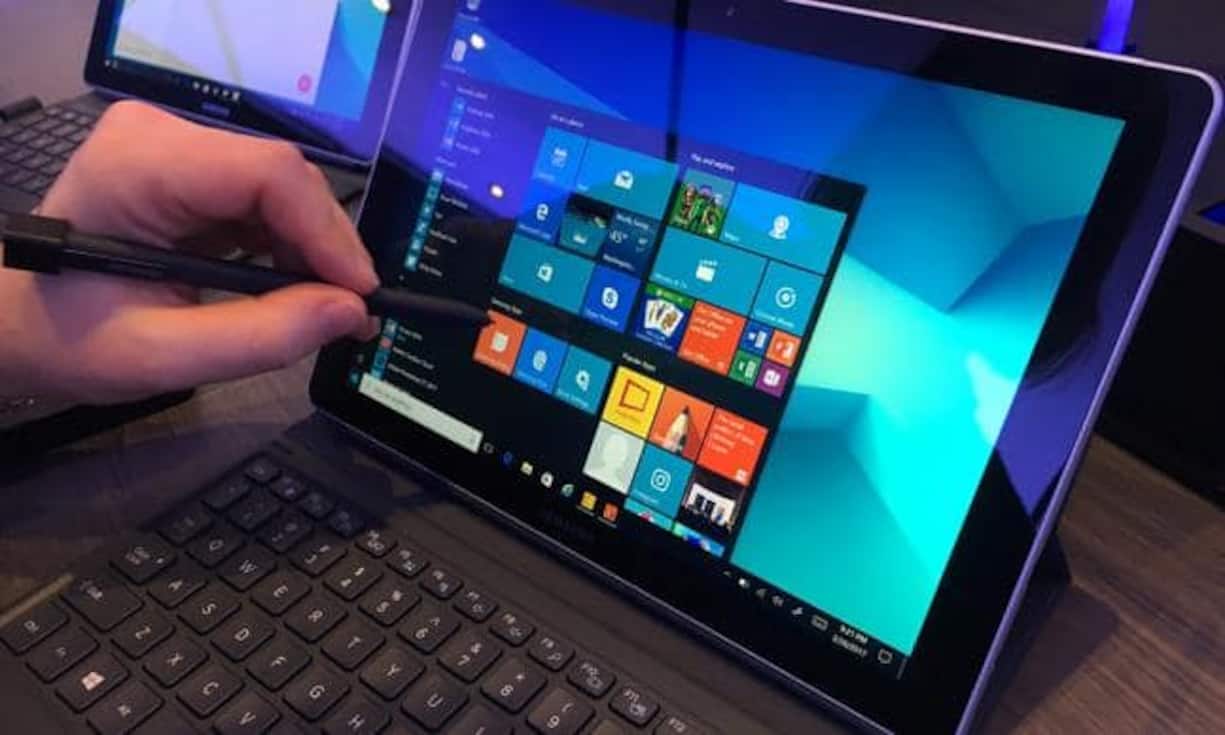 Das Galaxy Book kommt in zwei Grössen und läuft mit Windows 10. Das macht es zum direkten Konkurrenten vom Microsoft Surface, ist aber vor allem beim Gehäuse hochwertiger verarbeitet.