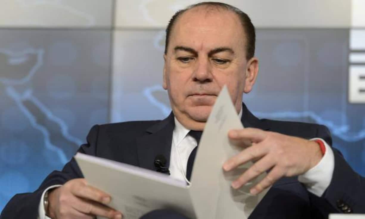 In einer ersten Podiumsdiskussion ist auch Axel Weber, Verwaltungsratspräsident der UBS, dabei. Gesprochen wird über das «Wachstum im neuen Kontext». Dabei findet Weber lobende Worte für die SNB und die Aufgabe des Mindestkurses.