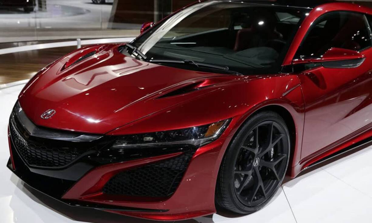 Acura NSX
Der zwischen 1990 und 2005 gebaute Mittelmotorsportler NSX ist zurück und präsentiert sich nun überarbeitet. Der Honda NSX wird in den USA unter dem Namen «Acura» verkauft.