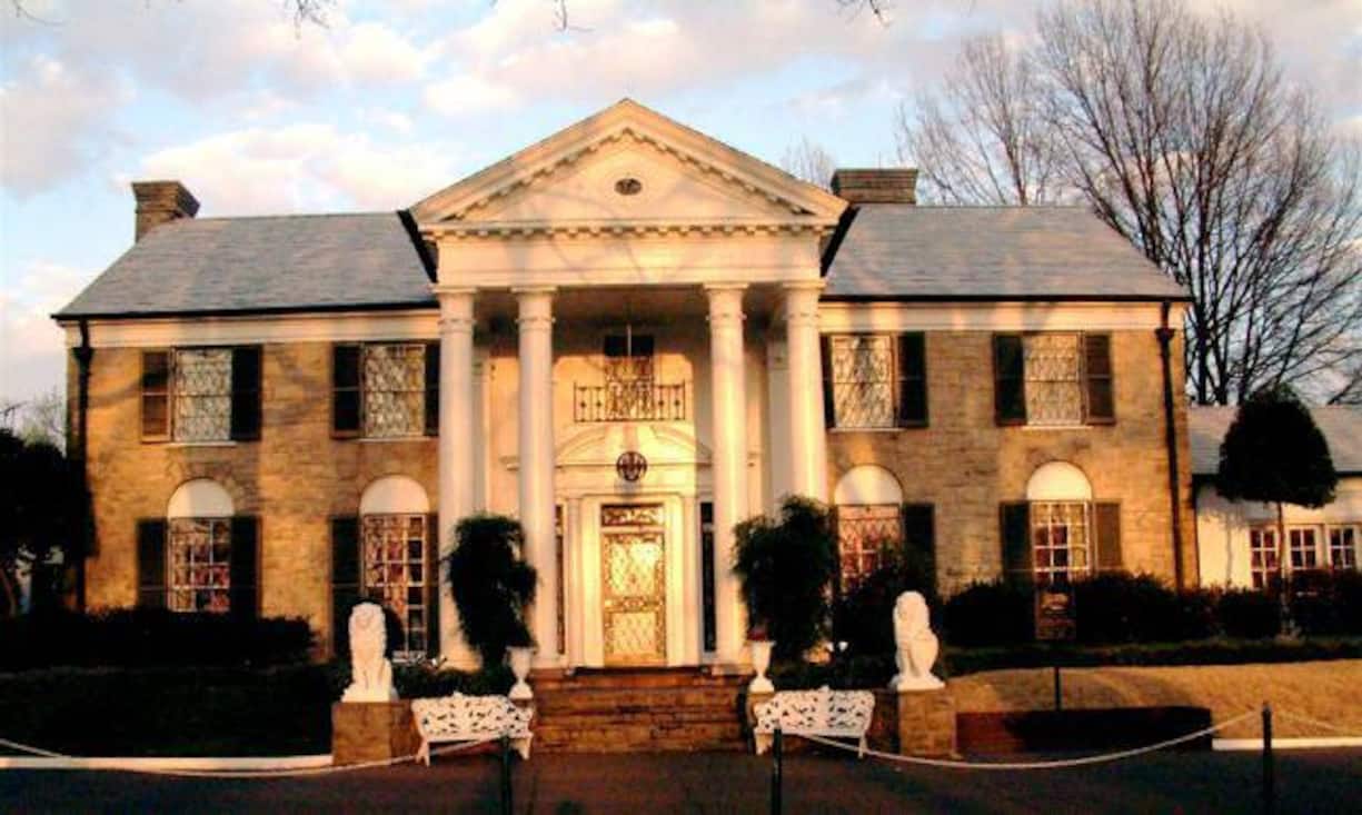 Der Sänger lebte bis zu seinem Tod über 20 Jahre lang auf Graceland. Das Anwesen ist seit Jahrzehnten eine Pilgerstätte für Elvis-Fans. Jährlich lockt sie rund 600'000 Besucher an.