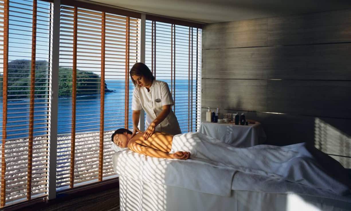 Platz 6: Das kostet die Welt mit der Crystal Serenity Neben einem gut gefüllten Konto erfordert diese Weltreise mit der Crystal Serenity auch ein Zeit-Budget: Vermögende Kreuzfahrt-Fans können sich für 729 Euro pro Nacht eine 103 Nächte dauernde Weltreise ab/bis San Francisco gönnen, die beispielsweise nach Hawaii, Indonesien und Australien führt. Crystal Cruises