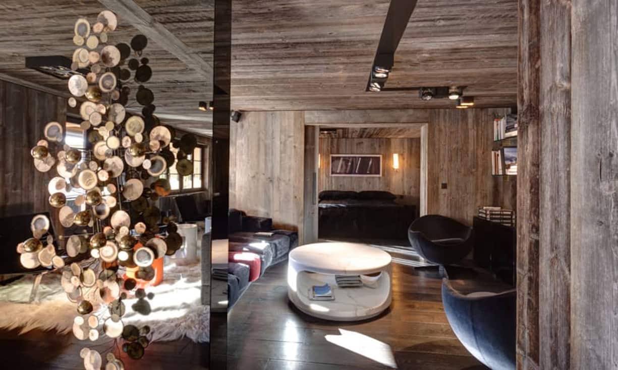 ...ein separates Fernsehzimmer. Es ist verbunden mit dem...