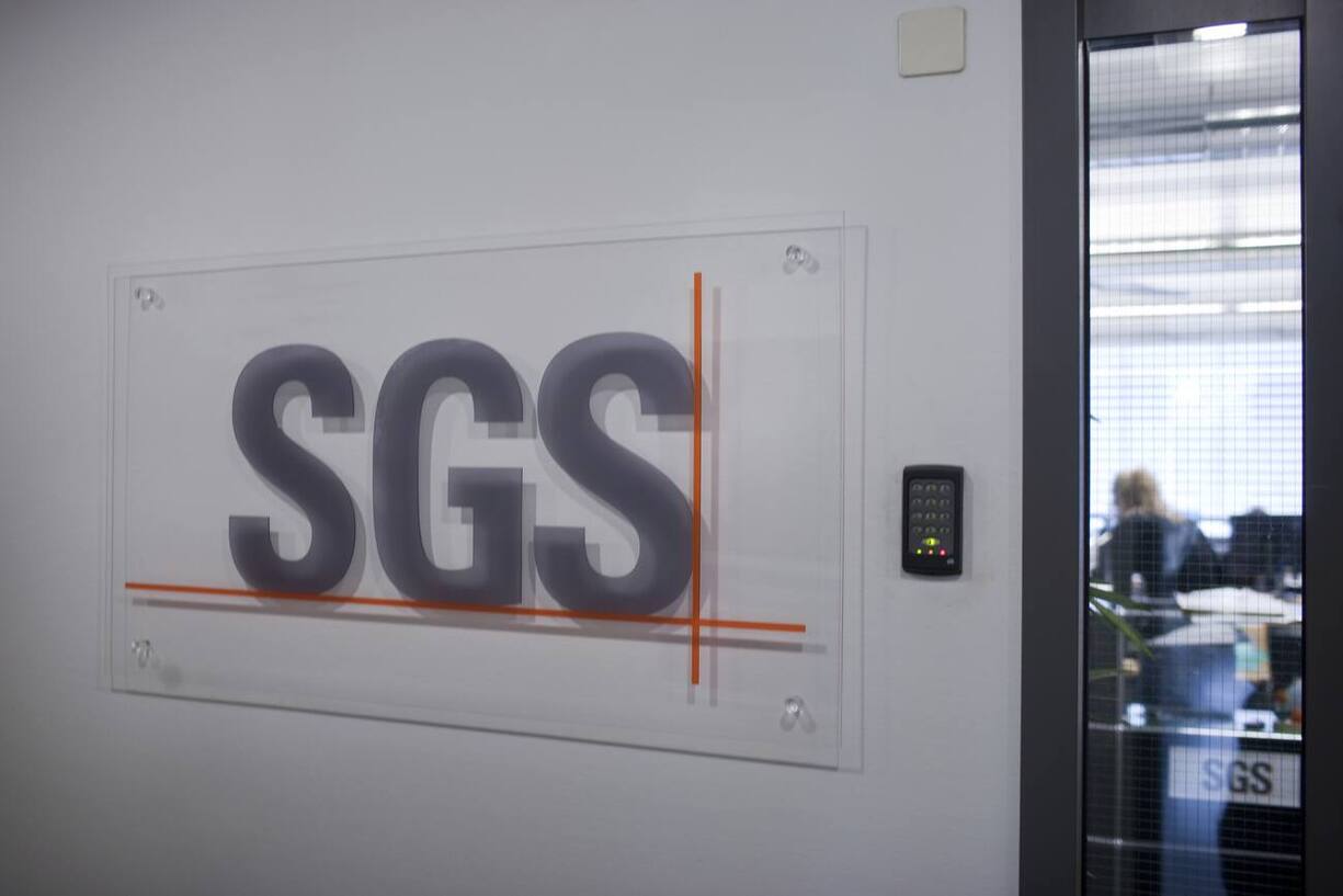 Das Logo des Warenpruefkonzerns SGS, aufgenommen am 16. April 2010 in der Firmenniederlassung in Zuerich. (KEYSTONE/Gaetan Bally)