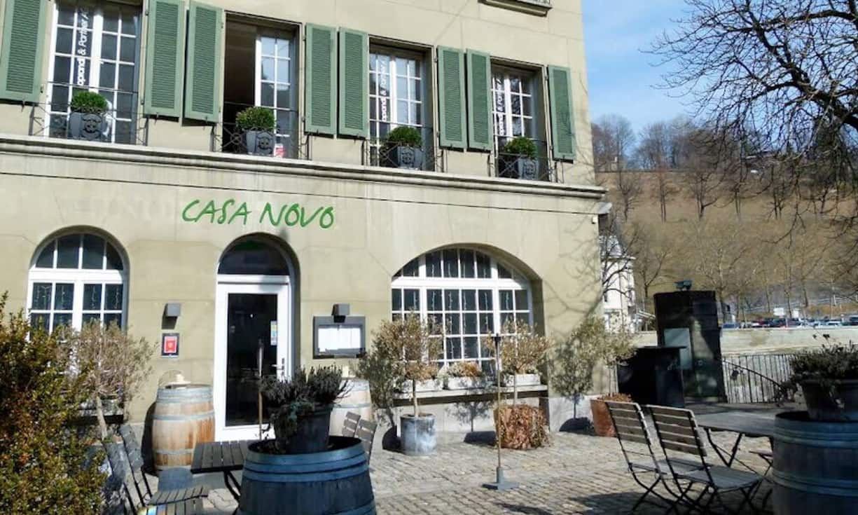 Im ältesten Teil der Stadt, gleich neben der Untertorbrücke liegt das Casa Novo, wo man auf einer Terrasse gleich über der Aare zu sehr guten Weinen die Seele baumeln lassen kann. (Bild: Panoramio/Magda Ghali)