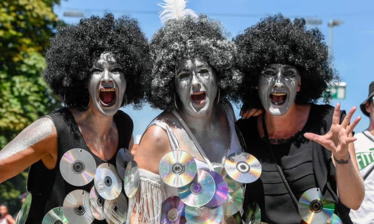 Ob mit Perücken und CDs...