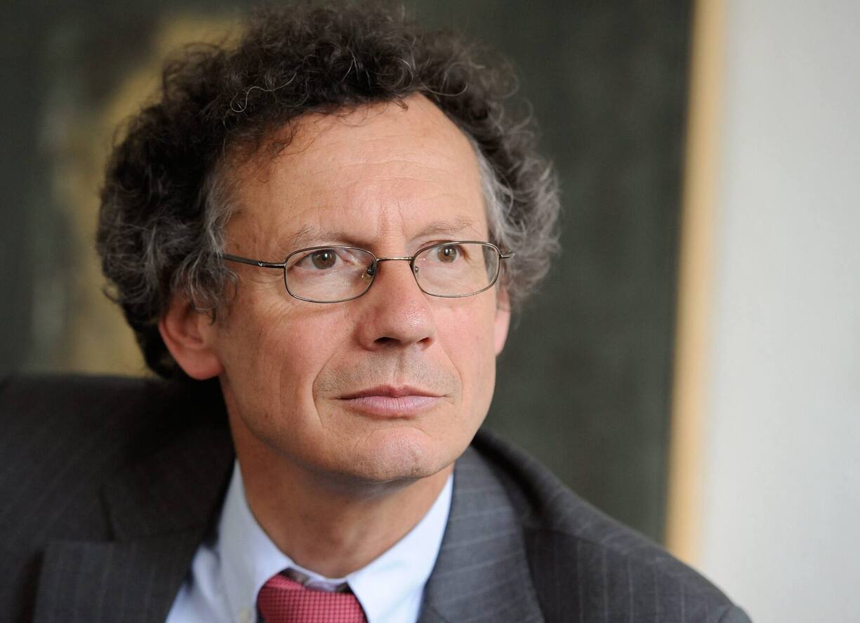 WEKO-Praesident Walter Stoffel beim Interviewtermin mit der AZ in seinem Buero  am Donnerstag, 6. Mai 2010 in Bern.  (KEYSTONE/Lukas Lehmann)