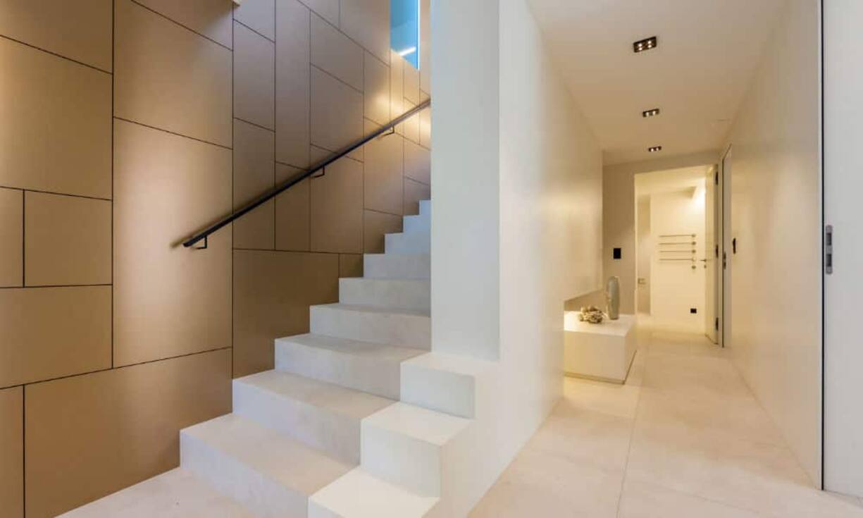 Die Ausstattung ist auf dem neusten Stand und mit dem hauseigenem Personenaufzug auch seniorengerecht.