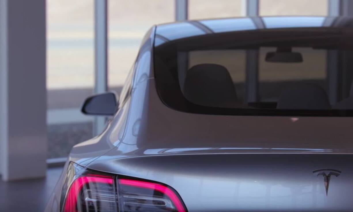 Auch der Kofferraum ist grösser als er aussieht. Die Scharniere sind relativ weit oben angebracht, so dass die Heckklappe sich sehr grosszügig öffnen lässt. Youtube/ Motor Trend