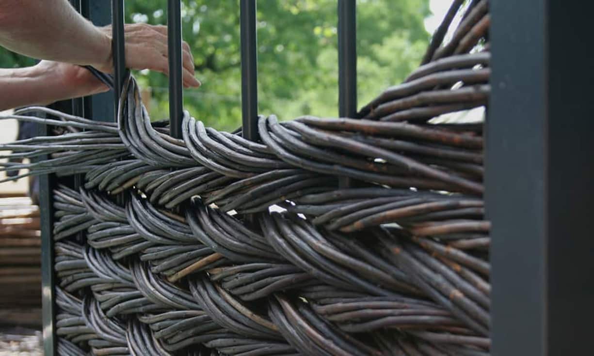 Ein natürlicher Sichtschutz entsteht hier aus formbarer Weide und beständigem Stahl. Giardina / Flechtart