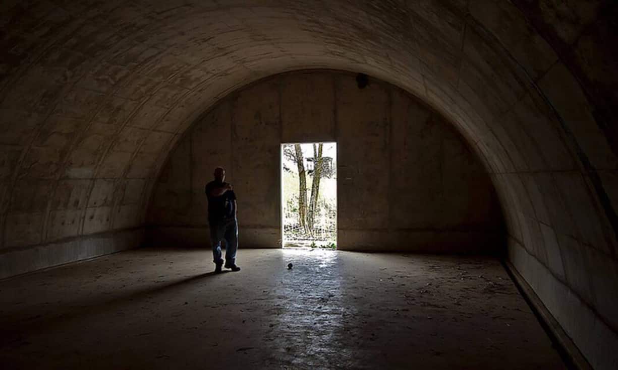 Die Konstruktion aus South Dakota wurde ursprünglich vom Army Corps of Engineers im Jahr 1942 als Militärfestung gebaut. Darin wurden Munition und Sprengstoffe gelagert. Die Gebäude können einer schweren Druckwelle widerstehen.