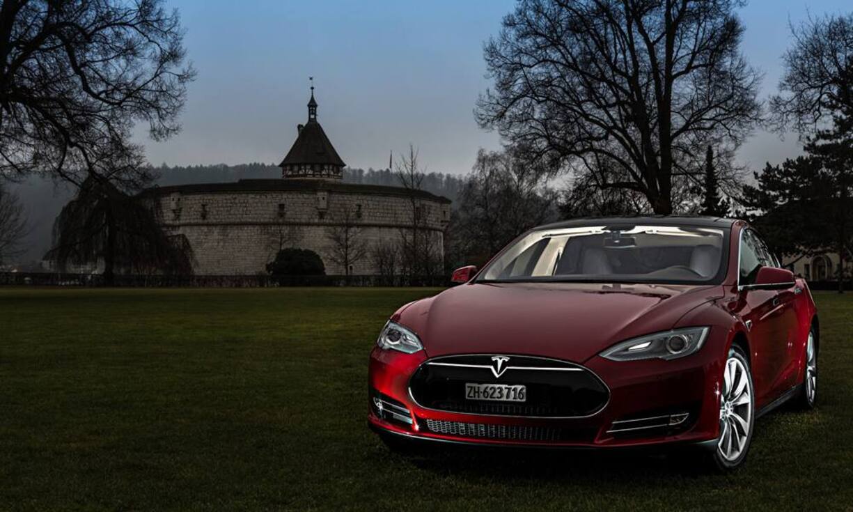 Wahrzeichen und Statement: Der über hunderttausend Franken teure Tesla vor dem Munot in Schaffhausen.     Das Auto hat der Fotograf Patrick Stoll exklusiv für handelszeitung.ch in Szene gesetzt.