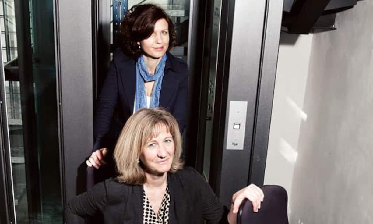 «Man muss vor allem in der Anfangsphase riesige Saläreinbussen in Kauf nehmen.» Die ehemaligen IBM-Angestellten Gaby Stäheli (43; stehend) und Priska Schoch (49) gründeten Anfang 2010 ihr Offertenportal Gryps.ch. Und sehen ihre berufliche Entscheidung positiv.