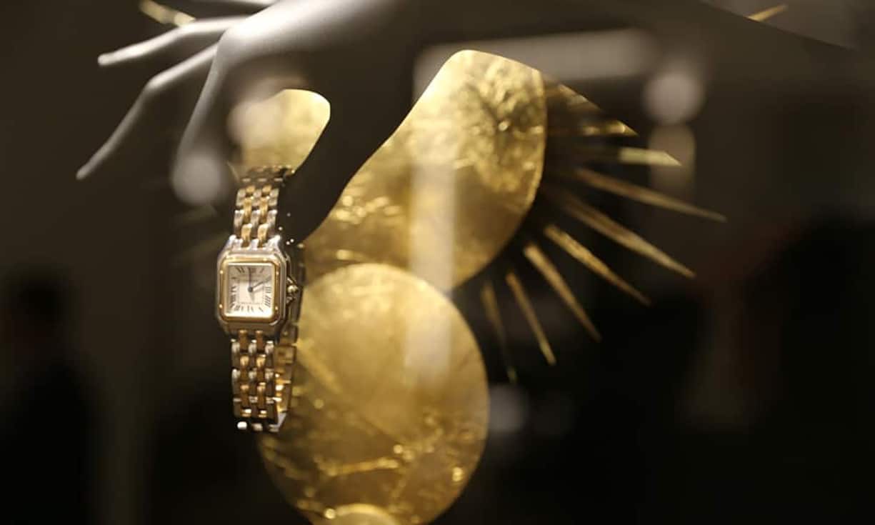 Cartier zeigt beispielsweise diese schöne Frauenuhr.