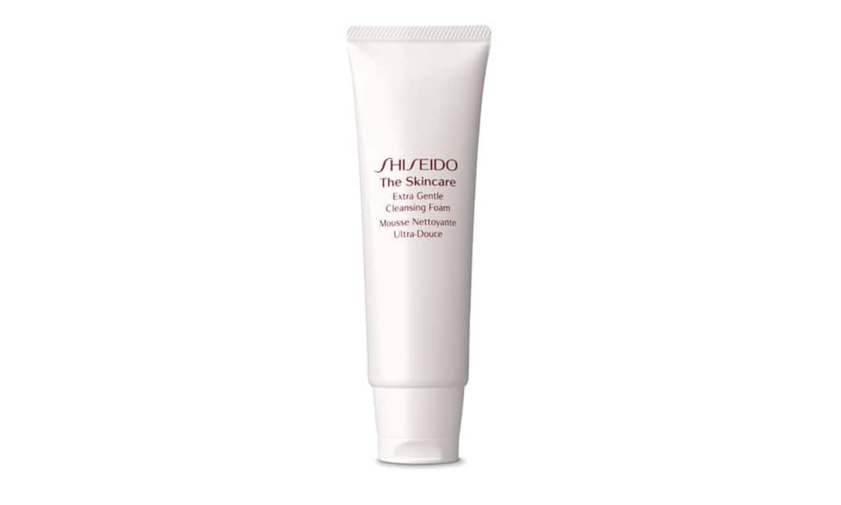 Erfrischend: Für eine besonders milde Pflege sorgt der Gentle Cleanser von Shiseido. Er verwandelt sich in einen weichen, crèmigen Reinigungsschaum, der sanft Unreinheiten und überschüssige Zellen der Hautoberfläche entfernt. So wird die Haut sanft gereinigt und gestärkt. Shiseido, Gente Cleanser, 45 Franken.