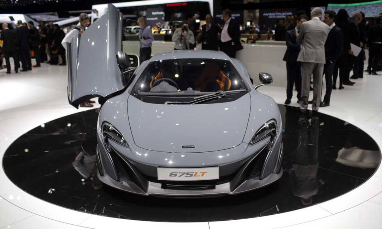 McLaren 675 LT
McLaren präsentiert in Genf den 675LT. Das neue Modell soll stärker, aerodynamisch ausgefeilter und leichter sein als seine Vorgänger.
