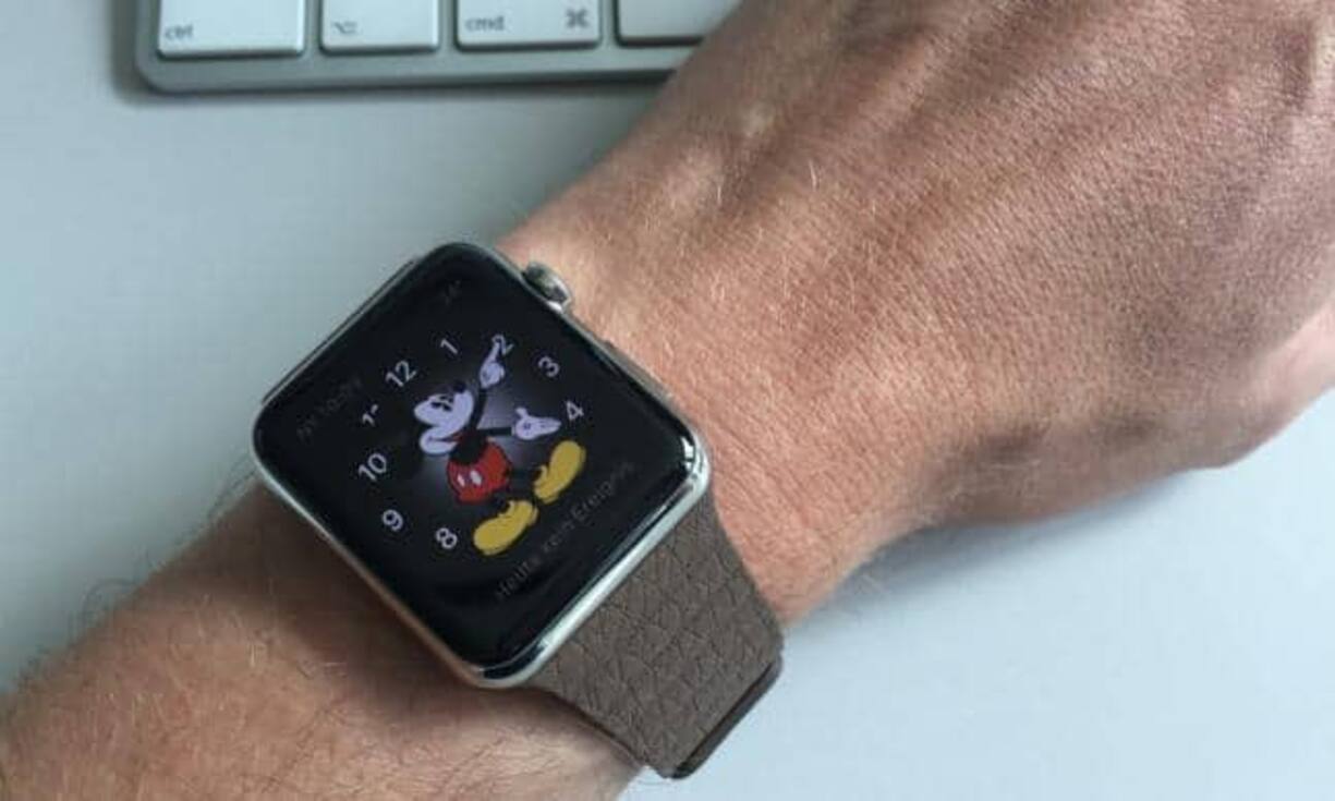 Das ist der erste Eindruck der Apple Watch beim Praxis-Test: Die Standard Apple Watch ist schick und sieht elegant aus. Die Darstellung der Zeit-Anzeige kann der Träger selber definieren. Auch eine digitale Anzeige ist möglich. Ebenso lassen sich auf der Hauptanzeige neben der Zeit diverse andere Funktionen anzeigen – so etwa ein Aktienkurs.