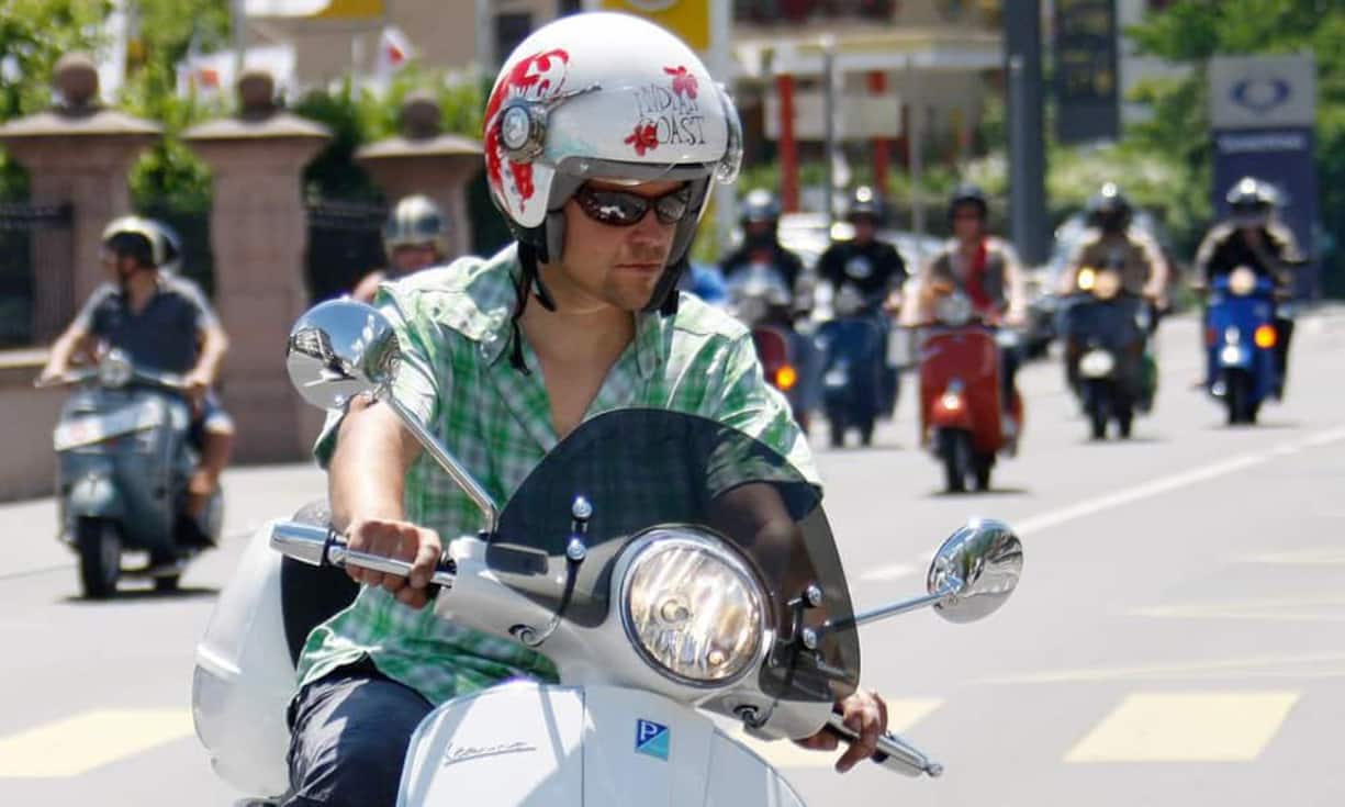 Die Vespa eignet sich nicht nur für den Alltag und zum Ausfahren, sie konnte auch einige Rekorde feiern. Spezial-Vespas erreichten Spitzengeschwindigkeiten von mehr als 170 Kilometern pro Stunde, sie durchquerten afrikanische Wüsten und ganze Kontinente. 1952 schwamm der Franzose Georges Monneret auf einer «Vespa Anfibia» gar durch den Ärmelkanal.