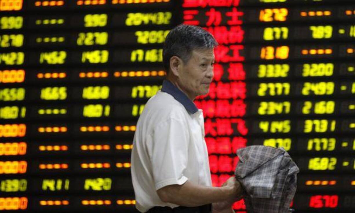 Vorübergehende Handelsstopps: Sobald eine Aktie in China an einem Tag zehn Prozent verliert, wird sie vom Handel ausgesetzt. Diese Regel gilt schon länger. Beim Crash erlaubten die Regulatoren zudem, dass mehr als die Hälfte aller Papiere vorübergehend von der Börse genommen werden konnten.