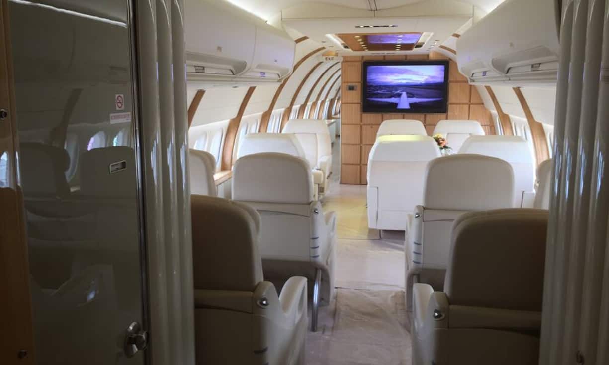 ... eine luxuriöse Bestuhlung mit viel Beinfreiheit für die Passagiere...