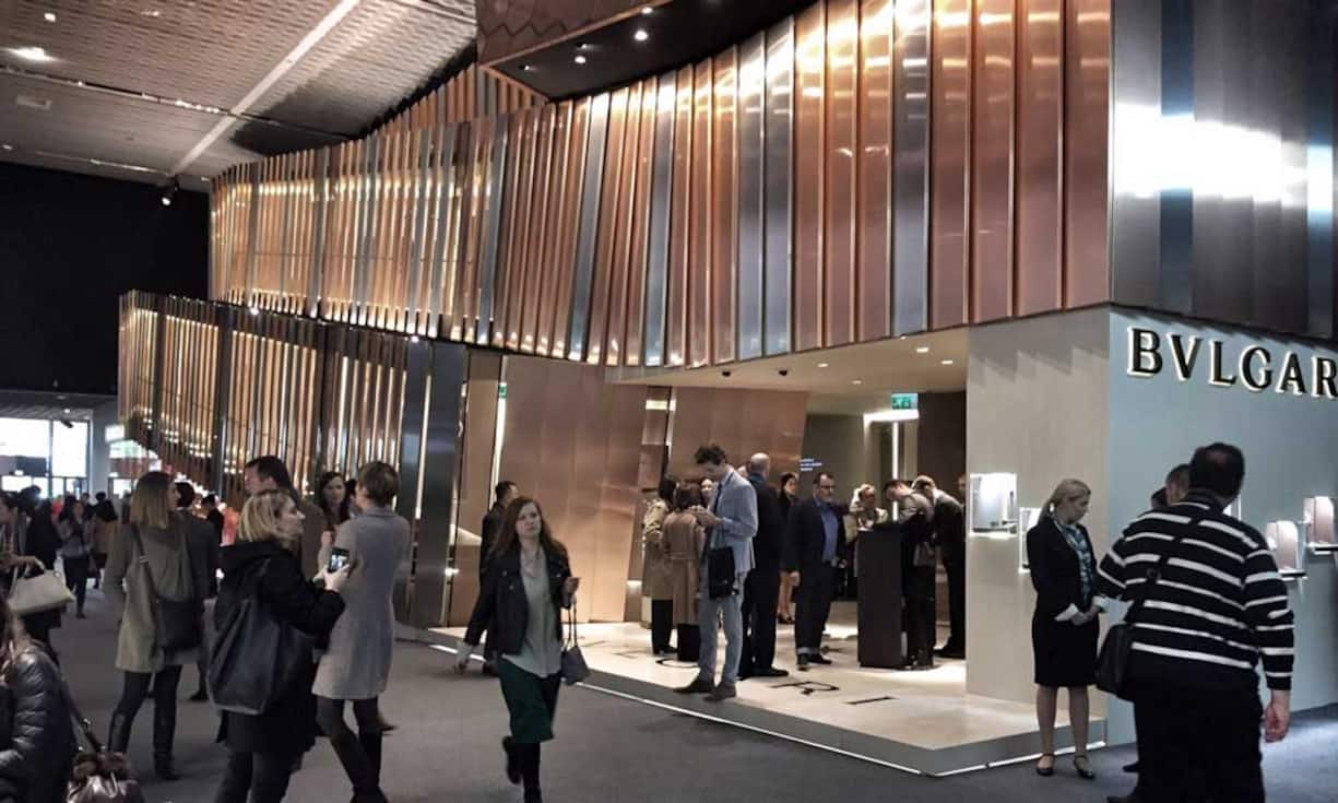 Am offiziellen Eröffnungstag für Besucher sind die Hallen gut besucht.