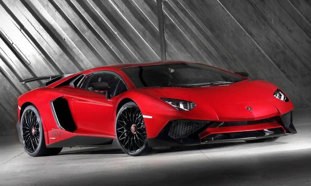 Der Lamborghini Aventador SV beschleunigt in 2.8 Sekunden auf Tempo 100. Ermöglich wird eine solche Fahrleistung durch ein Ensemble neuer Spoiler, 750 PS sowie 690 Nm. Preis: 327'000 Euro - plus Steuern.