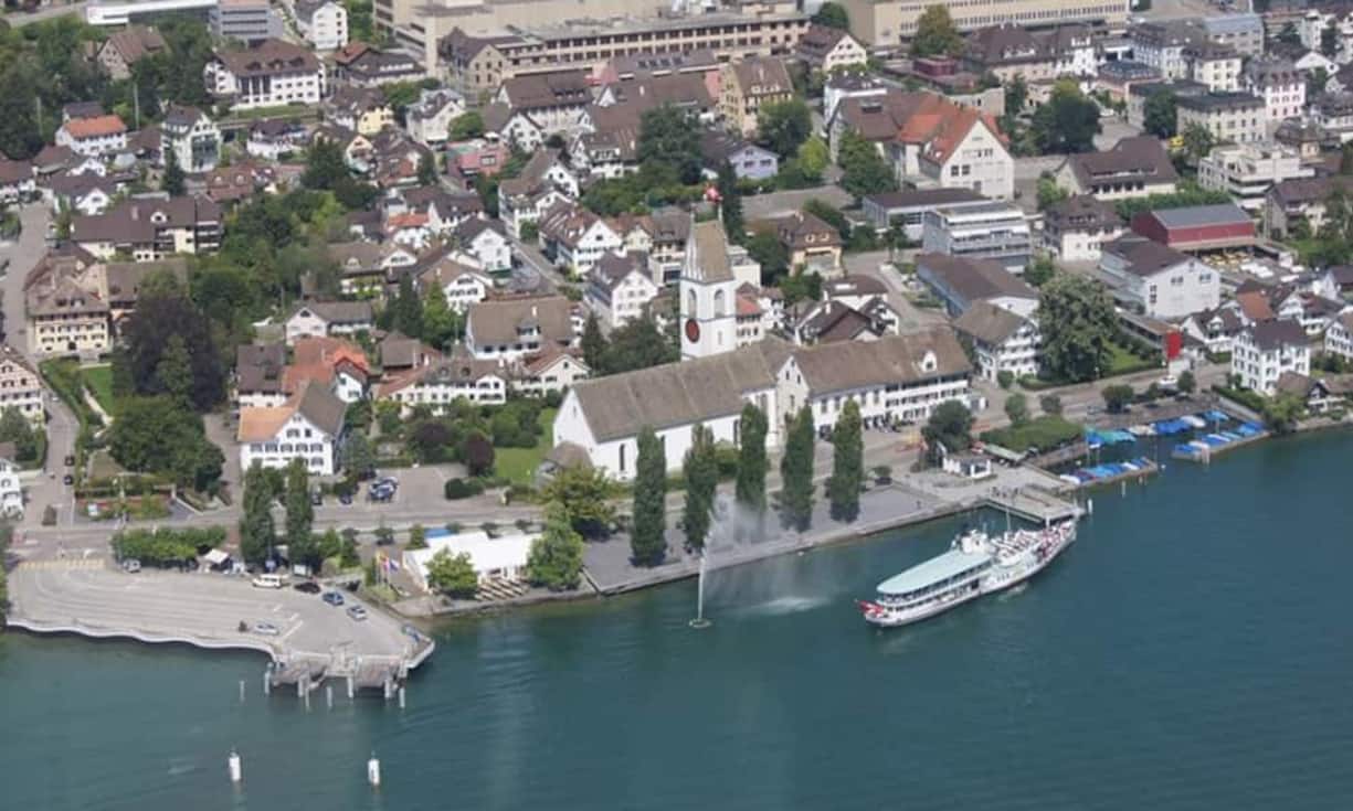 Platz 5: Meilen Ein Beispiel wäre die Gemeinde am Seeufer des Zürichsees. Trotz schlechterer Mobilität (Rang 68) müssen die Bewohner von Meilen weniger Abgaben (Rang 4) zahlen.
meilen.ch