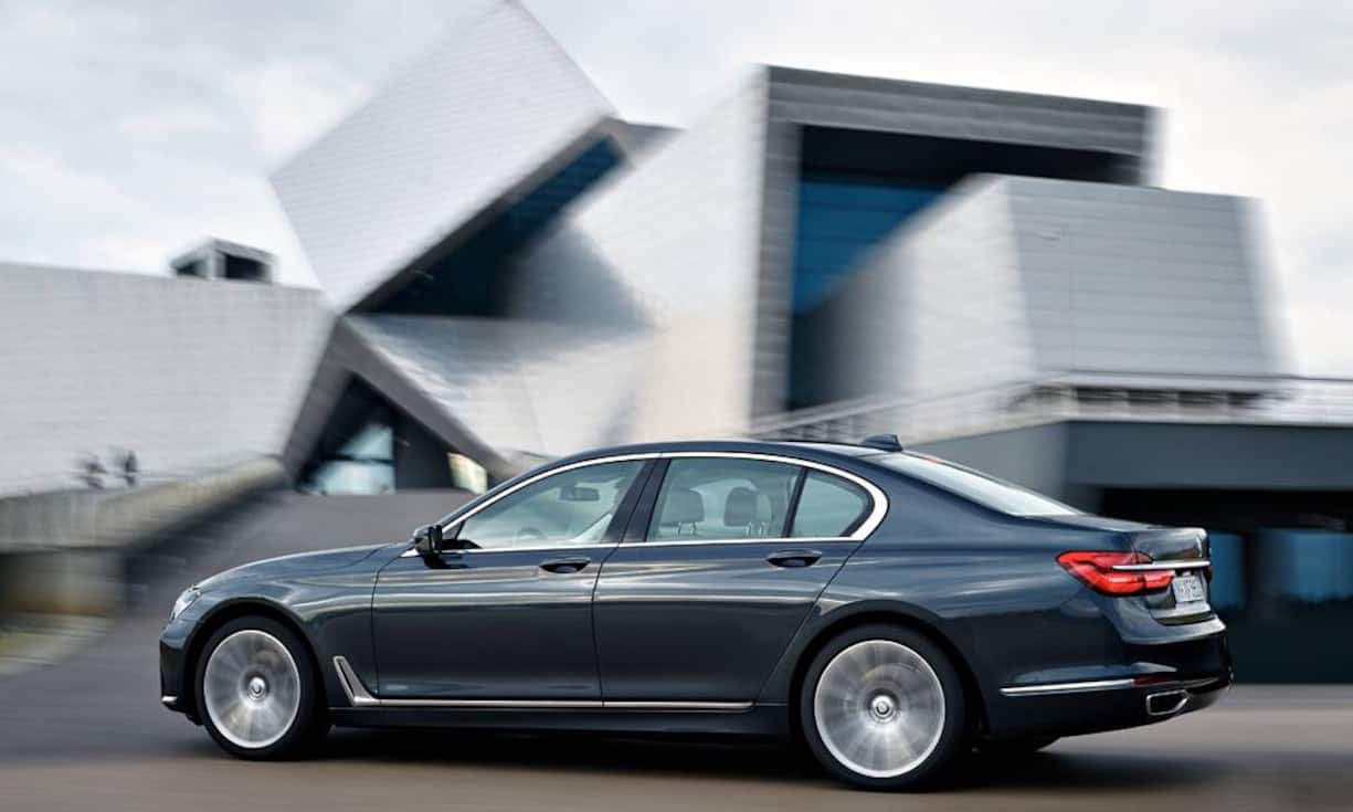 BMW 7er-ReiheNeben den üblichen Features einer Oberklasse-Limousine trotzt das Flaggschiff nur so vor modernen elektronischen Systemen wie Gestensteuerung, ferngesteuertes Einparken oder dem um Kurven lenkenden Autobahnpiloten.
