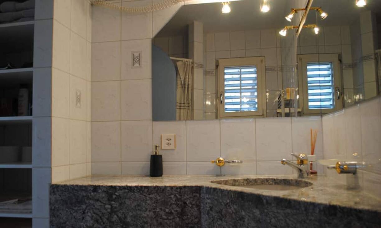 Im Untergeschoss lässt es sich entspannen: hier befindet sich ein Wellness- und Fitnessbereich mit Sauna, Dusche und WC sowie Zugang zu einem Séparée im Garten mit geschütztem Whirlpool.