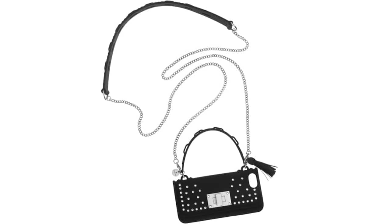 2 in 1: Swarowski Dank der abnehmbaren Kette, kann dieses Etui aus schwarzem Silikon auch über die Schulter oder quer über dem Körper getragen werden und sorgt für neidische Blicke bei den Fashionistas. Auch in Pink erhältlich. Preis 89 Franken
