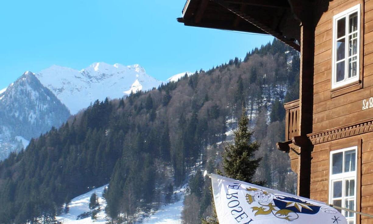 ...im Winter hingegen besteht der Campus aus Chalets in Gstaad. Dort werden Wintersportarten ausgiebig gefördert und nebst akademischen Fächern genug Zeit dafür eingeplant.
Le Rosey – All rights reserved