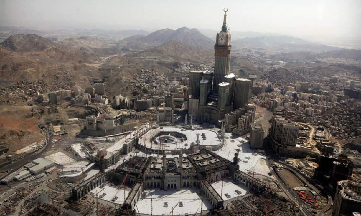 Platz 2: Abraj Al Bait, Mecca — 15 Milliarden DollarDie Abraj Al Bait Towers sind eine Hochhausgruppe mit einem gigantischen Wolkenkratzer in der Mitte. Der Turm ist 601 Meter hoch und damit das zweithöchste Gebäude der Welt. An seiner Spitze sitzt eine Uhr, die Gläubigen in Mecca die exakte Uhrzeit für die täglichen fünf Gebete anzeigt.