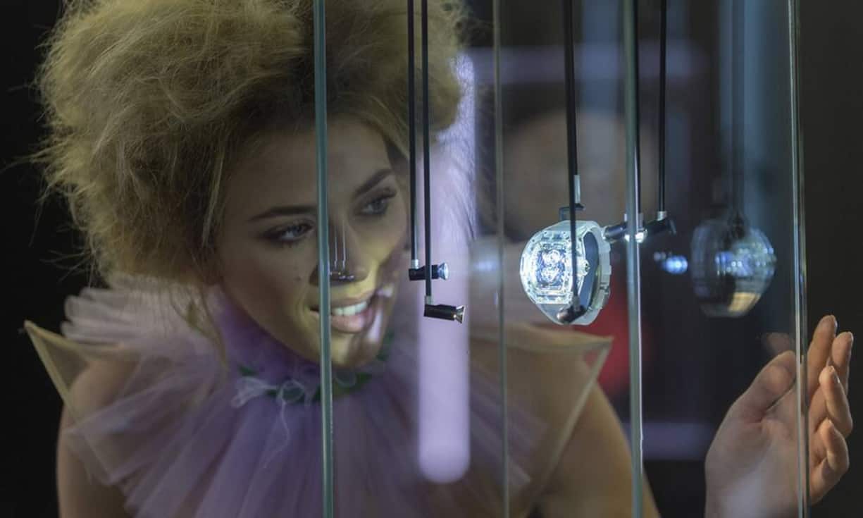 Eine Hostess beim Stand der Schweizer Uhrenmarke Richard Mille. Bis zum Messeende werden 15'000 Besucherinnen und Besucher aus der Branche erwartet.