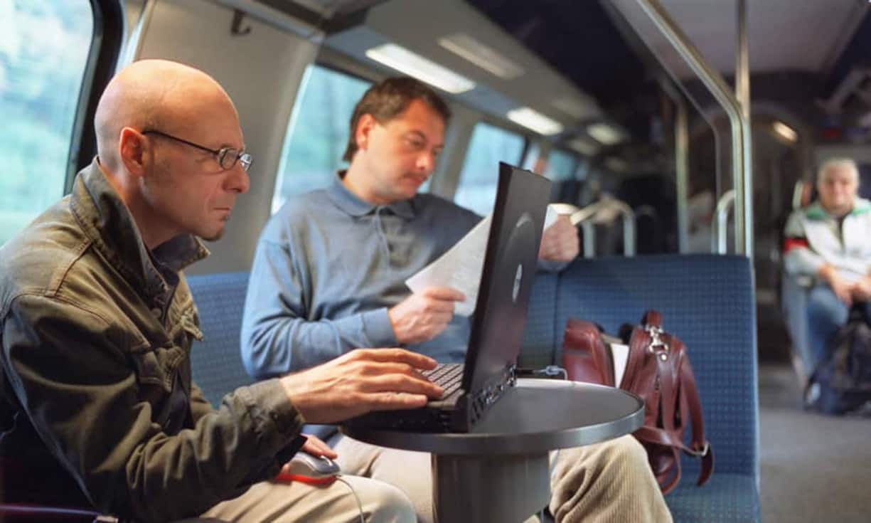 Comparis hat Herrn und Frau Schweizer gefragt: In welcher Situation* haben Sie schon einmal online eingekauft?Trotz Smartphone und Tablet gab nur ein Fünftel der Umfrageteilnehmer an, unterwegs online zu shoppen. Bei den Jüngeren sind es doch bereits 32 Prozent. Am häufigsten tun sie das mit 14 Prozent im Zug. 5 Prozent nutzen die Zeit als Beifahrer im Auto zum Shoppen.* Mehrfachantworten möglich