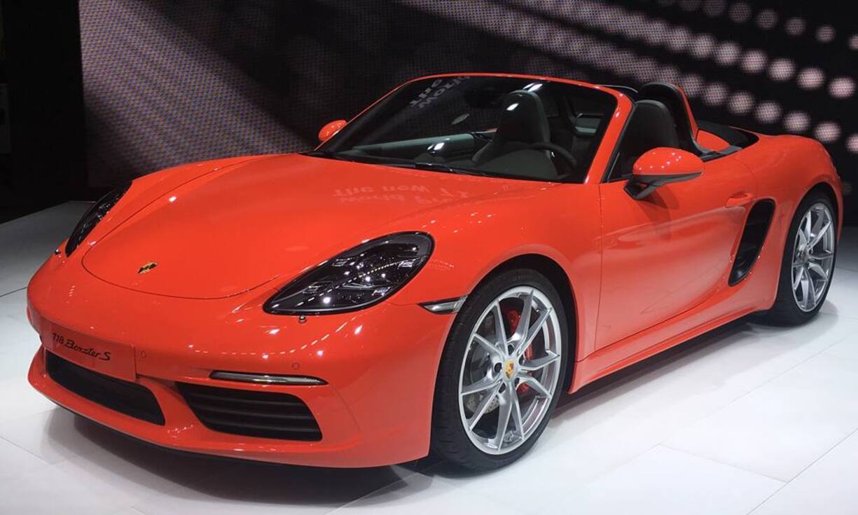 Natürlich nicht fehlen darf Porsche. Mit neuem Namen präsentiert sich die neue Modell-Generation des Porsche Boxster. Ab sofort lautet die vollständige Bezeichnung also Porsche 718 Boxster (S). Markanteste Neuerung neben dem neuen Namen sind die Motoren: Der 16-Zylinder-Boxer hat ausgedient und wird durch ein 4-Zylinder-Pendant ersetzt.