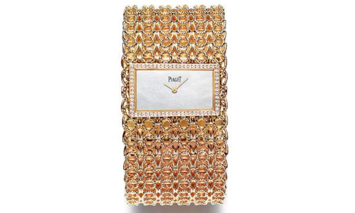 Grosse Manschetten: Piaget hat eine so bewundernswert starke Kreativgeschichte, dass aus der eigenen Vergangenheit eine fantastische Fundgrube wird. Die schönsten Stücke legen die Genfer jetzt in ihrer Kollektion Couture Précieuse wieder auf, darunter die Manschettenuhr mit dem rechteckigen sertierten Zifferblatt und dem filigranen Goldband, in dem grosses handwerkliches Savoir-faire steckt. 108 000 Franken.