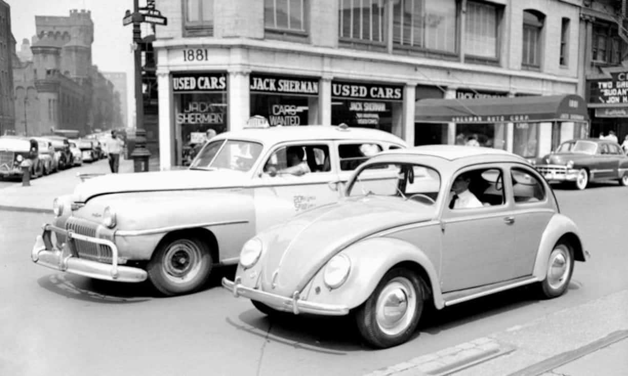 Auch beim VW Käfer hatten die Nationalsozialisten ihre Hände im Spiel: Er wurde entwickelt, weil Adolf Hitler einen Wagen für die Masse begehrte. Hier ist der erste aus Deutschland gelieferte VW Käfer 1950 in New York am Broadway zu sehen. Keystone