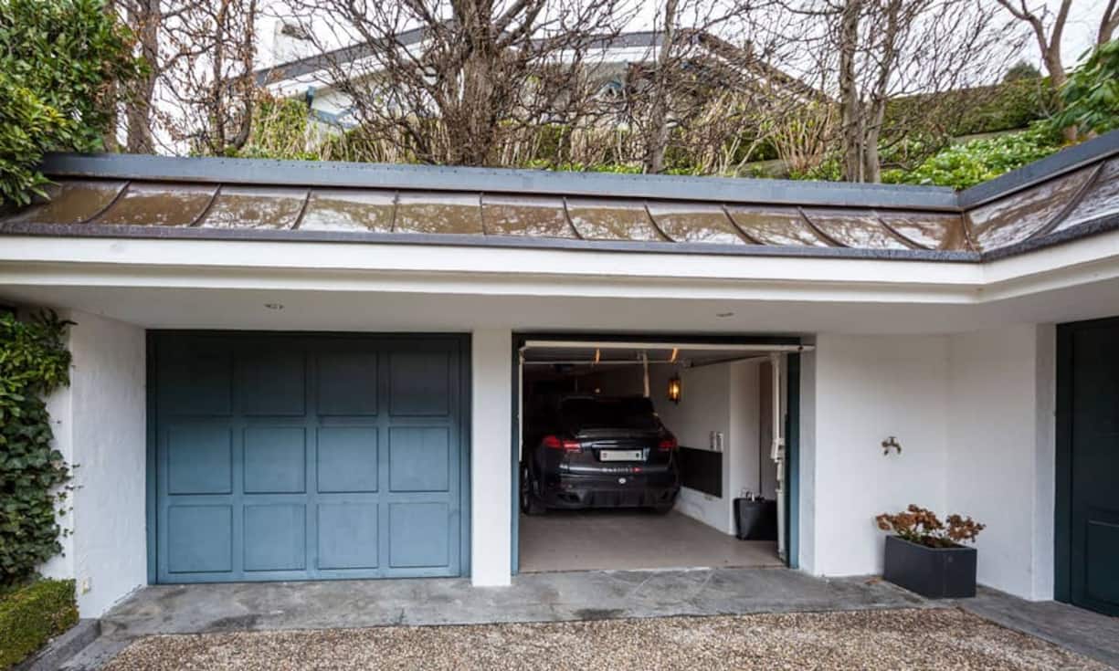 Die Garage bietet Platz für vier Autos. Nebst den Wohngeschossen findet sich ein separates Gartenhäuschen, ein eigener Weinkeller, sowie ein Swimmingpool und viel Stauraum in drei grossen Kellerräumen.