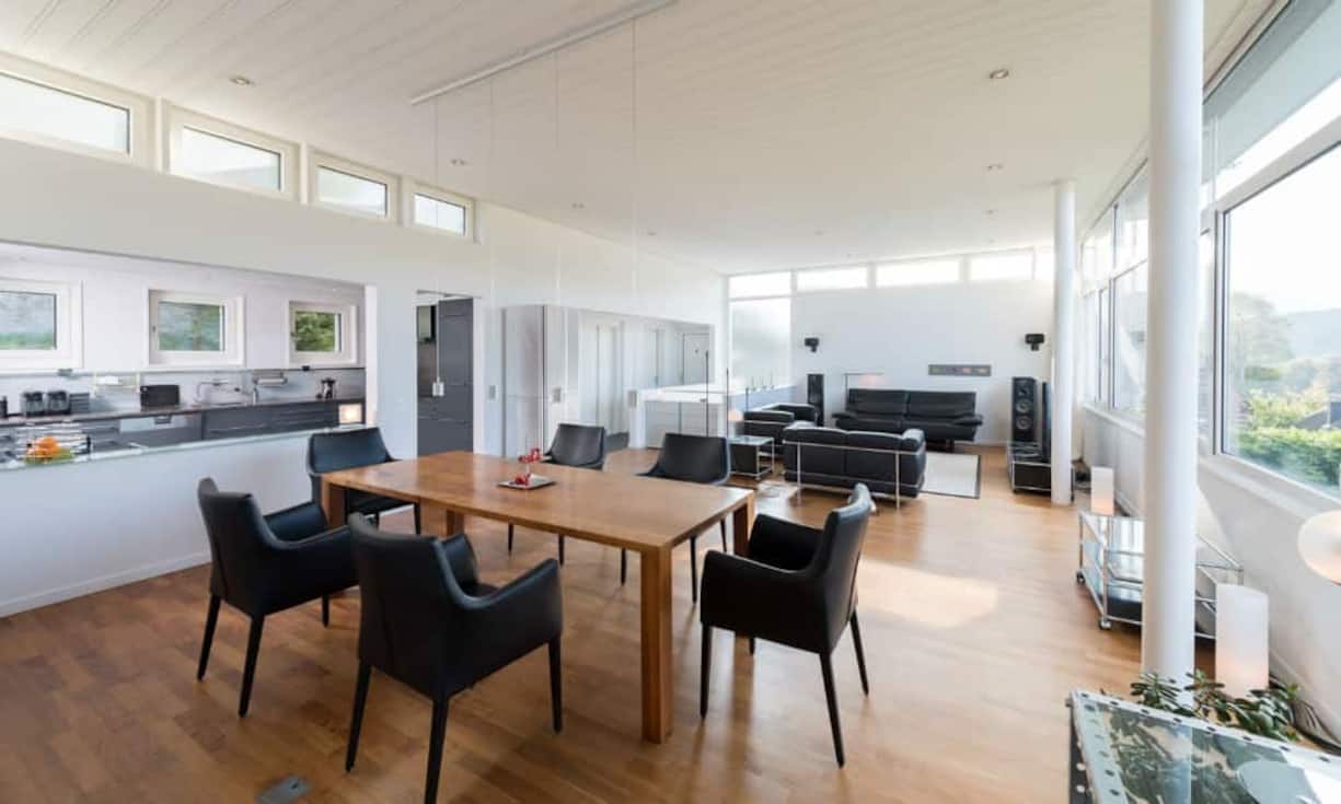 Der grosszügige Wohn- und Essbereich im Obergeschoss verteilt sich auf 76 Quadratmeter. Die Raumhöhe beträgt 3.20 Meter.