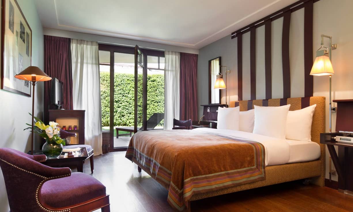 Platz 5 (6):  La Réserve Genève, Genf-Bellevue
Das Genfer Resort, das sich um einen Rang verbesserte, ist in cooler Opulenz im Stil einer urbanen Afrika-Lodge mit exzentrischen Accessoires durchgestaltet. Die Hotelhalle und die Restaurants werden auch von Gästen frequentiert, die sonst keinen Fuss in Luxushotels setzen – Schwellenangst kennt die lokale Bevölkerung bei der La Réserve viel weniger als bei den innerstädtischen Nobelabsteigen.La Réserve Genève