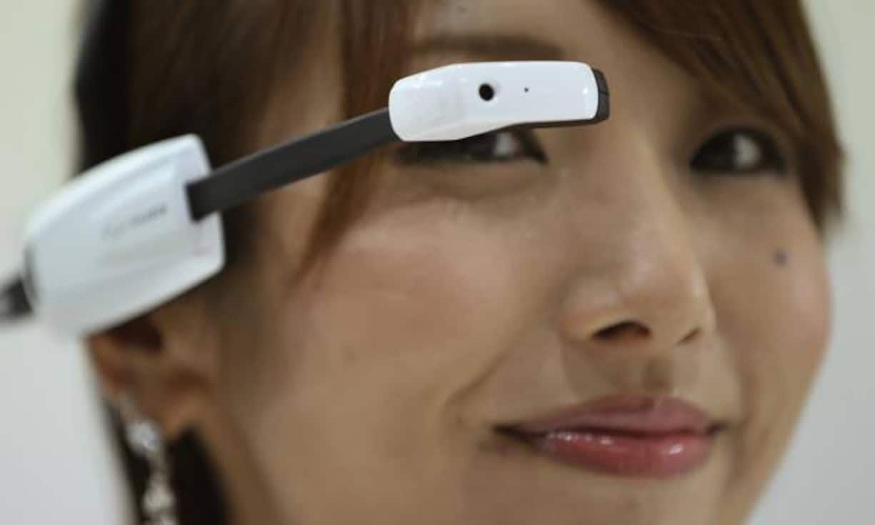 Doch eigentlich ist die Ergänzung der realen Welt mit Objekten, Bildern und Informationen längst in zahlreichen Anwendung verbreitet. Hier folgen einige besonders eindrückliche Beispiele.