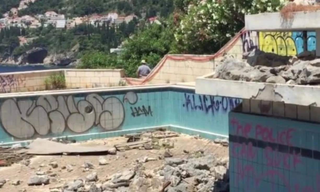 Das Hotel wurde bereits früh im kroatischen Unabhängigkeitskrieg beschädigt.