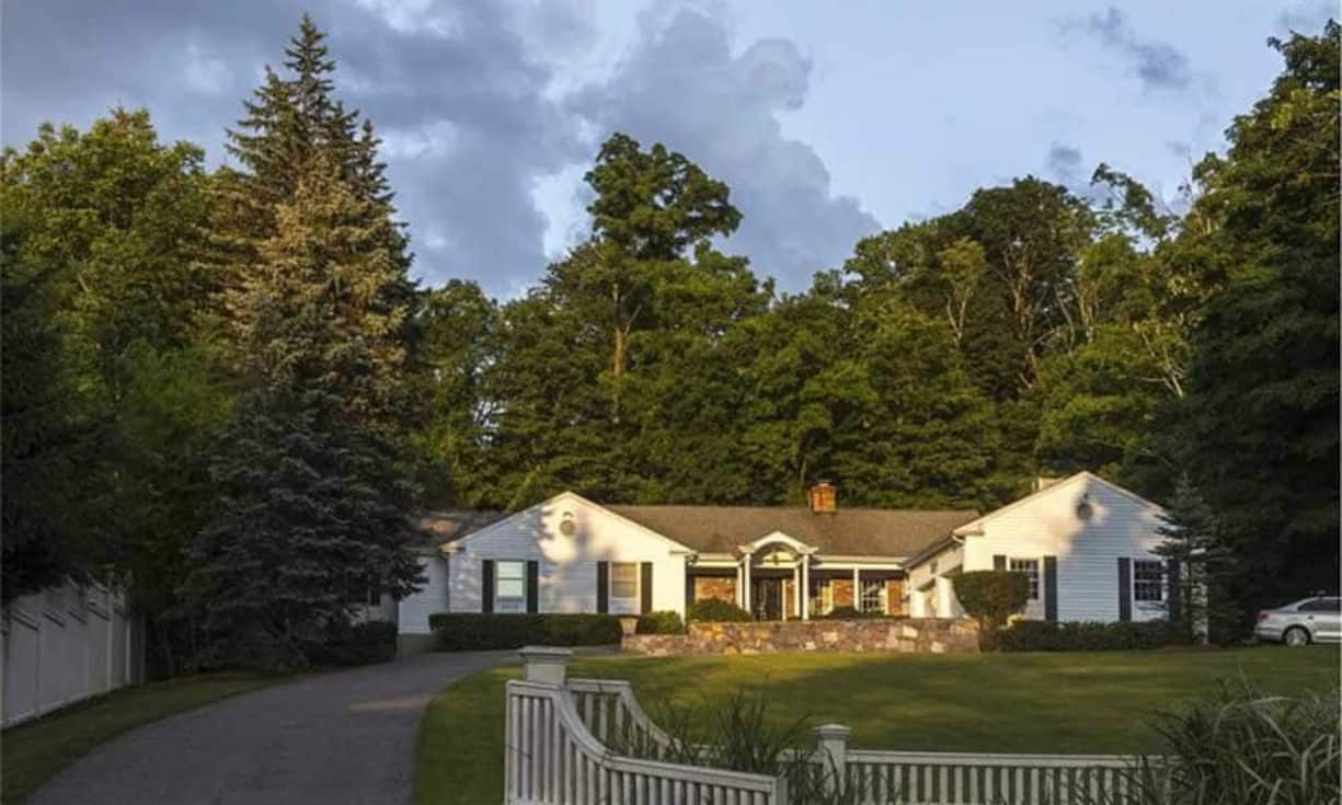 Die Clintons haben kürzlich das Nachbargrundstück ihres Anwesens in Chappaqua, New York, für 1,16 Millionen Dollar gekauft. Die Immobilienfirma Trulia zeigt auf ihrer Webseite Ansichten des Hauses, das die Clintons nun ihr Eigen nennen.