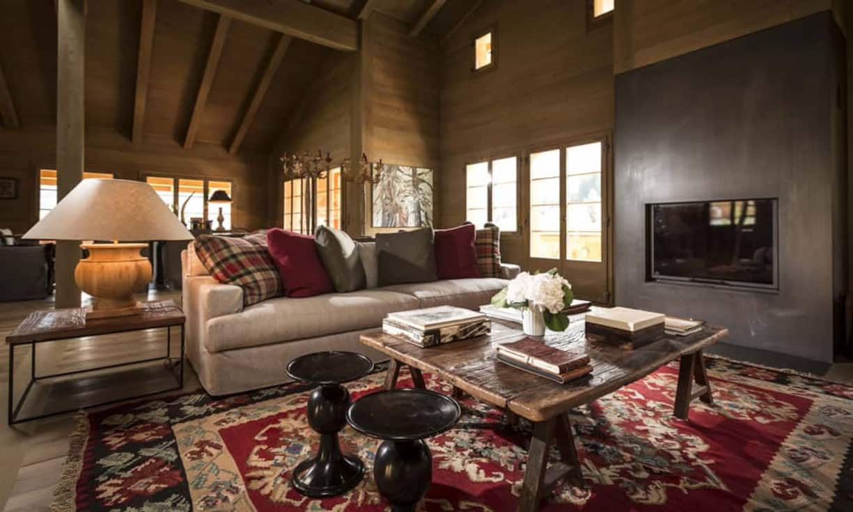 Das Wohnzimmer wirkt dank der offenen Bauweise bis unter das Dach und der Galerie sehr grosszügig und…