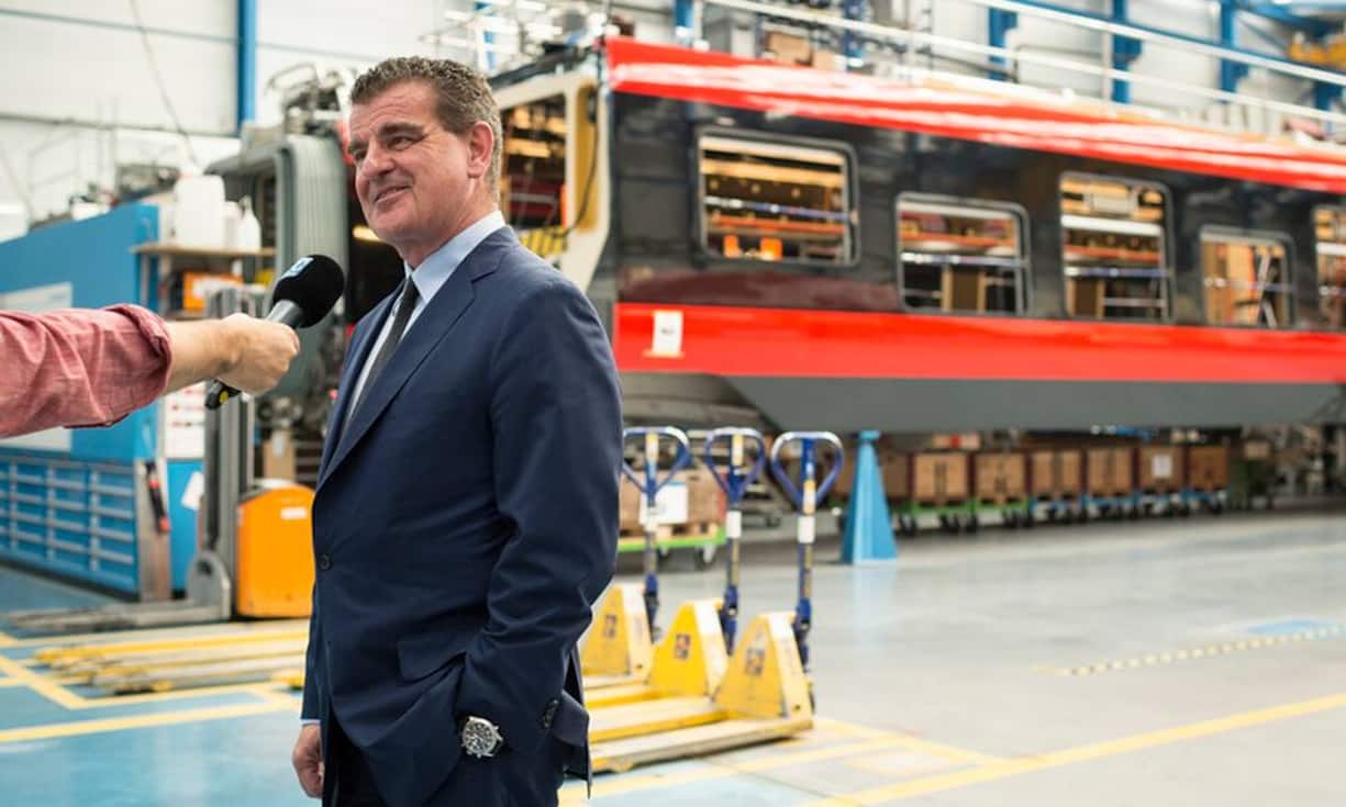 Peter SpuhlerEigentümer, CEO und VR-Präsident Stadler Rail Group2015 war ein gutes Jahr für Peter Spuhler und seine Firma: 113 Züge wird er ins Ausland liefern. Davon 16 nach Kalifornien, 22 nach Stockholm, 17 nach Glasgow und gar 58 nach Grossbritannien, das bislang Terra incognita war für seinen Bahnkonzern Stadler Rail. Es sind die Früchte seiner Strategieänderung.
