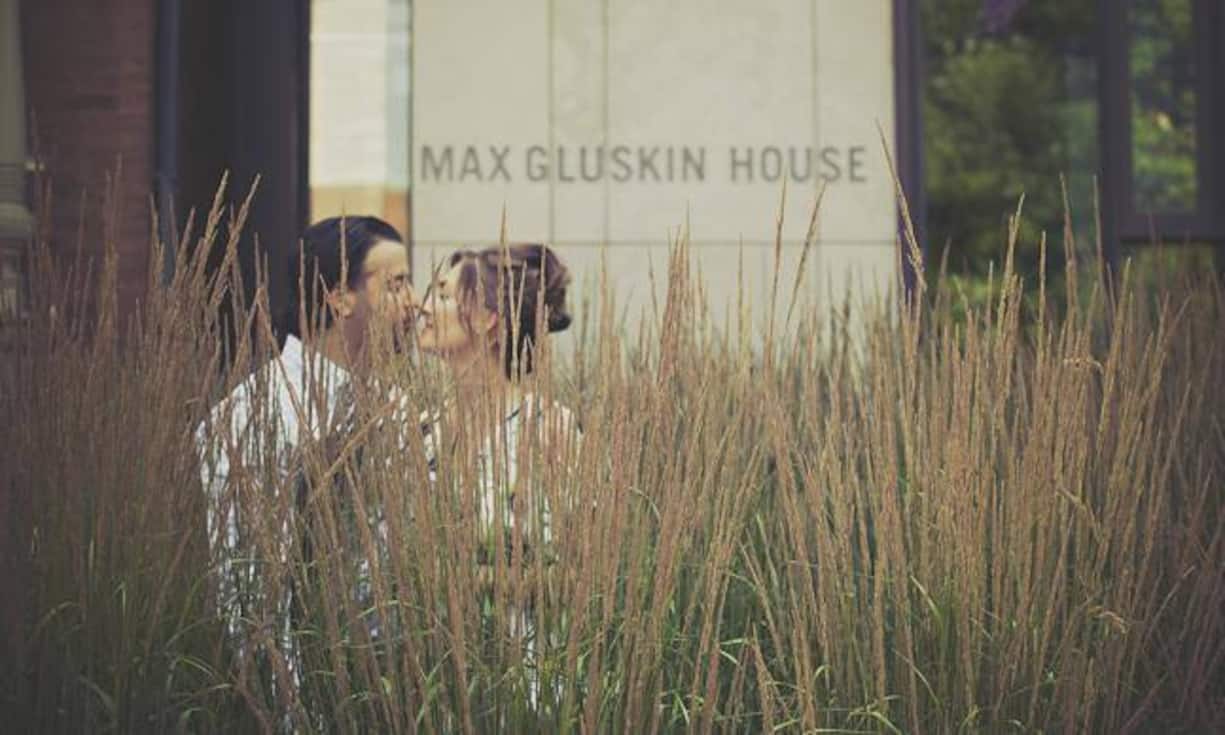 Junge Liebe
Ist die Beziehung noch frisch, macht es möglicherweise mehr Sinn, diese geheim zu halten und erst mal diskret erwachsen zu lassen. Nach einigen Monaten bietet es sich an, den Vorgesetzten und die Kollegen einzuweihen - Gerüchte können das Arbeitsklima vergiften.